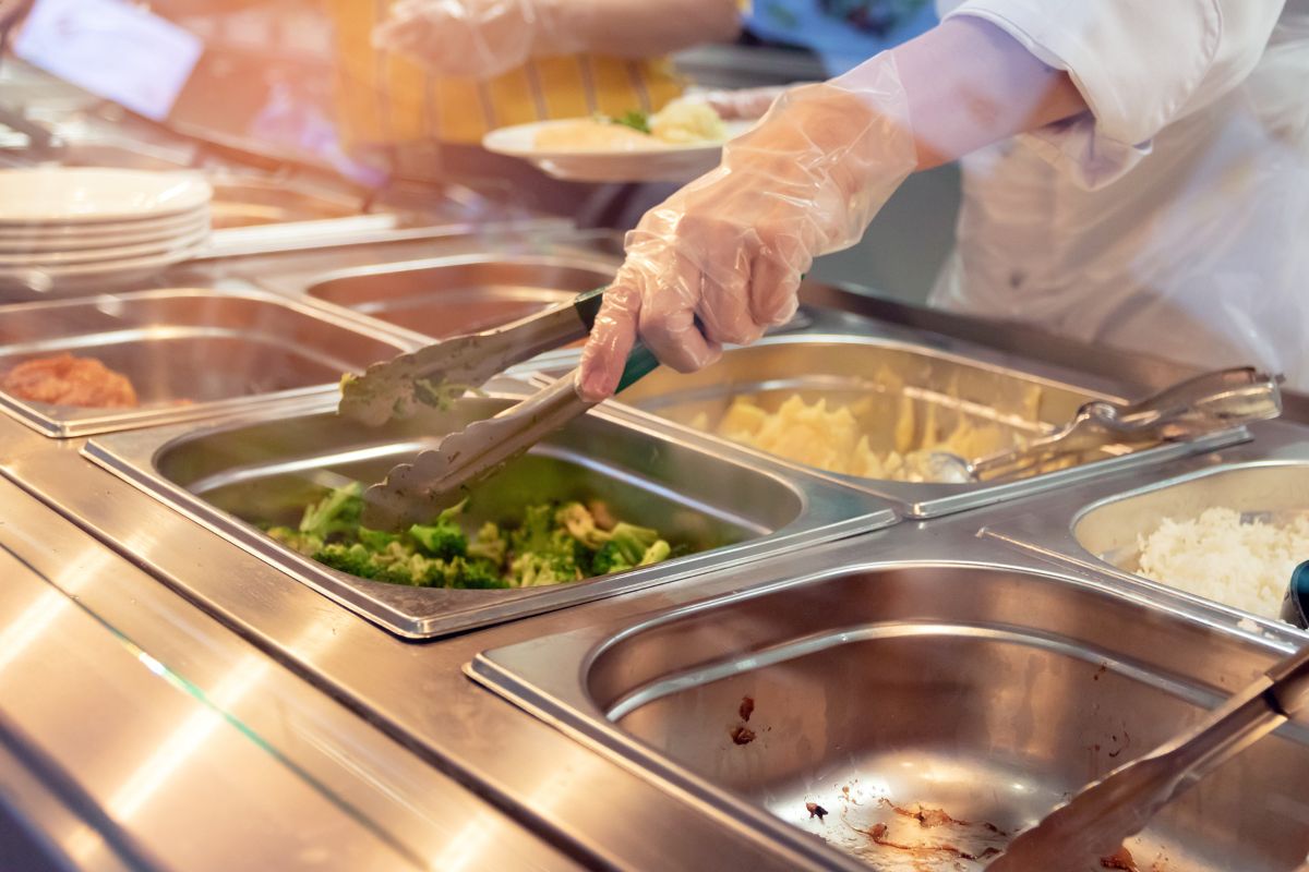 Serving food from a buffet